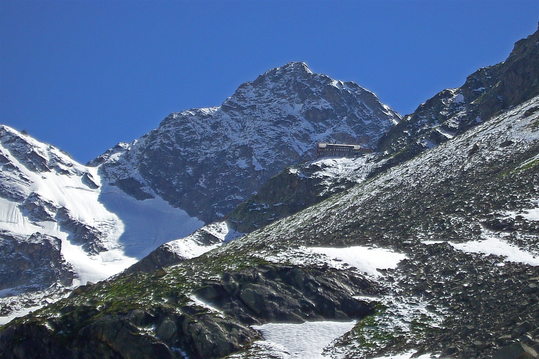 Die Saarbrücker Hütte in der Berglandschaft der Silvretta